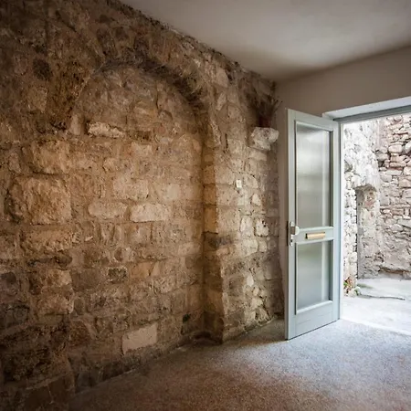 Dumaneo Art - Two Bedroom Apartment *