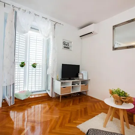 Dumaneo Art - Two Bedroom Apartment Split