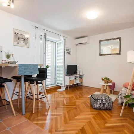 Dumaneo Art - Two Bedroom Apartment Split