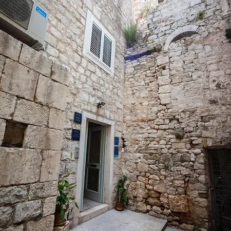 Dumaneo Art - Two Bedroom Split